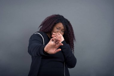 Ne kadar iğrenç! Hoşnutsuz genç Afro-Amerikan kadın günlük giysiler içinde diyor ki 