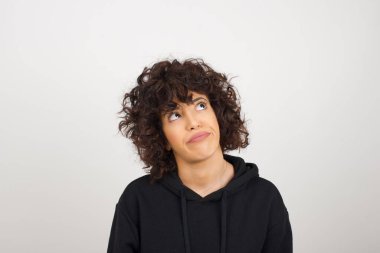 Hüzünlü, genç bir kadının dudaklarıyla bakması, önemli bir şeyi düşünmesi, ellerini aşağıda tutması..