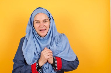 Vay canına. Arka planda tecrit edilmiş, tesettürlü, orta yaşlı, güzel Müslüman kadın.. 