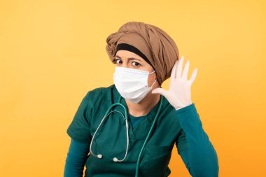 - Aman Tanrım! Yeşil üniformalı, genç, güzel, Müslüman bir kadın. Ağzını kocaman açıyor, kaşlarını kaldırıyor ve kulakları kulaklarında, elleri kulaklarında dedikoduları dinlerken şaşkına dönüyor..