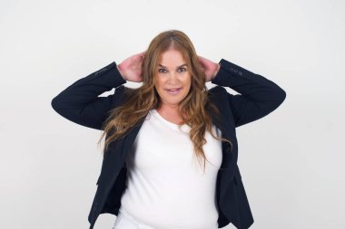 Heyecanlı orta yaşlı kadın çığlıkları, iyi haberler aldıktan sonra, ellerini başının üstünde tutuyor, inanamıyorum..