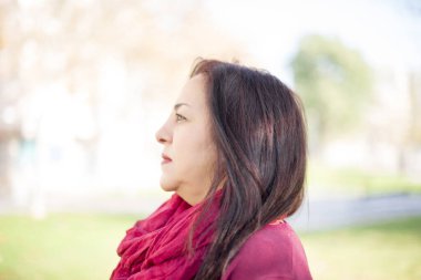 Parktaki orta yaşlı güzel Arap kadın.  