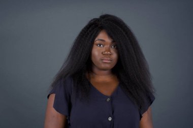 Kızgın, Afro-Amerikan bir kadının portresi kaşlarını çatarak bir şeyden hoşnutsuz. Gri saçlı, güzel bir kadın.. 