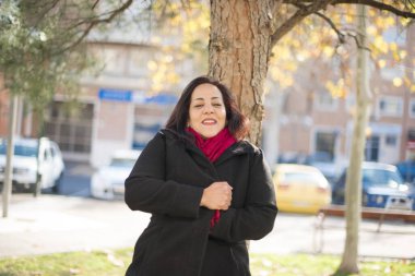 Parktaki orta yaşlı güzel Arap kadın.  