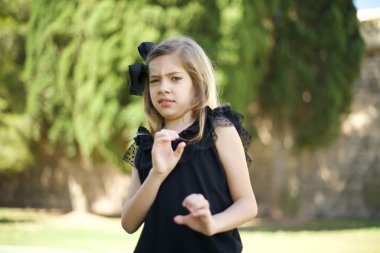 Ne kadar iğrenç! Hoşnutsuz genç bir kız, rahat giyinmediğini ve iğrenç ya da tiksindirici bir yüz ifadesi takındığını söylüyor.