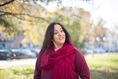 Parktaki orta yaşlı güzel Arap kadın.  