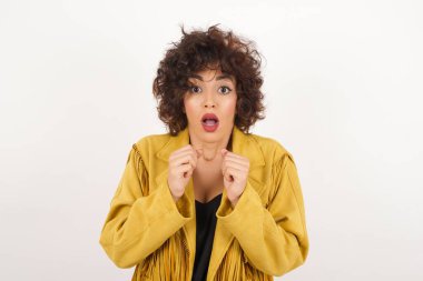 İnsan yüzü ifadeleri ve duyguları. Paniğe kapılmış genç bir kadının portresi, ellerini yüzüne yakın tutuyor, ağzı sonuna kadar açık. Umutsuzluk ve şok içindeki bir kadın