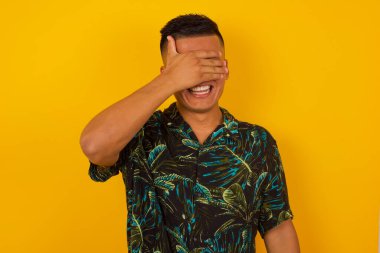 Mutlu İspanyol adam gözlerini kapatıyor ve kız arkadaşının hazırladığı sürprizi görmeye gidiyor. Harika bir şey için ayakta durup gülümsüyor. Genç adam elleriyle yüzünü kapatıyor..