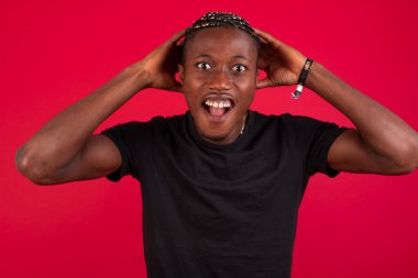 Heyecanlı Afrikalı Amerikalı adam iyi haberler aldıktan sonra bağırıyor, ellerini başının üstünde tutuyor, buna inanamıyorum..