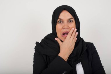 Endişe - siyah tesettürlü güzel bir müslüman kadının kavramsal görüntüsüdür. Ağzını elleriyle kapatır ve içeride durur. Bir şeyden ya da birinin çivi yemesinden korkuyor.