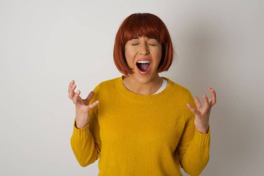 Çığlık, nefret, öfke. Ağlayan duygusal sinirli genç kadın çığlık atıyor, insan duyguları kavramı.