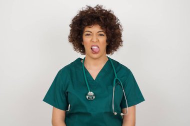 Vücut dili. Tiksinmiş, stresli, doktor üniformalı bir kız bir şeyden iğrendiğini gösteriyor..