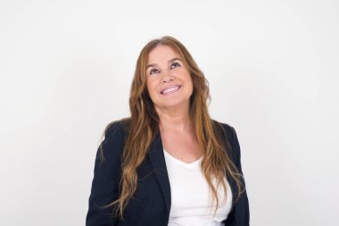 Güzel görünümlü beyaz bir kadının yatay portresi yüzünü saçlarla örterek kameraya mutlu bir şekilde bakıyor..