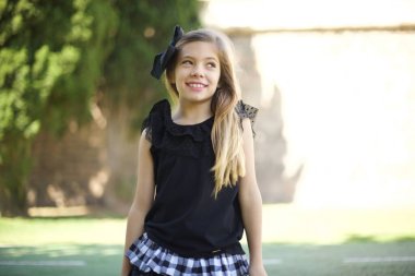 Tüh! Siyah elbiseli şirin bir kızın portresi dişlerini sıkar ve şaşırtıcı bir şekilde yana bakar. Hatasını fark eder.