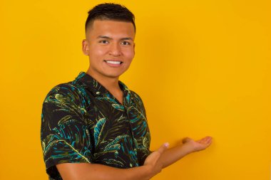 Soyutlanmış geçmişi olan yakışıklı İspanyol bir adam gülümseyerek içeri girmeye davet ediyor. Hoş geldin işareti.