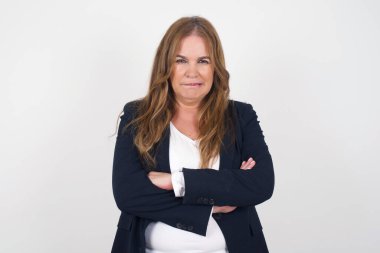 Tarz sahibi orta yaşlı bir kadının yalnız portresi. Ağzını ısırıyor. Endişeli ve korkmuş görünüyor..