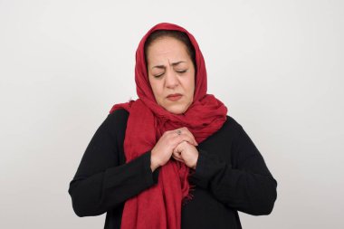 Üzgün, olgun Müslüman kadın evde tek başına vakit geçirirken üzülüyor.. 