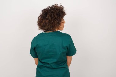 Tıbbi üniforma giyen güzel bir Arap doktorun arka tarafı.
