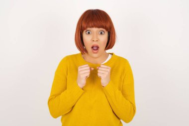 İnsan yüzü ifadeleri ve duyguları. Paniğe kapılmış genç bir kadının portresi, ellerini yüzüne yakın tutuyor, ağzı sonuna kadar açık. Umutsuzluk ve şok içindeki bir kadın