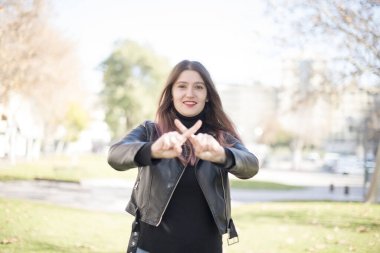 Genç ve güzel bir kadın durduğunu gösteriyor. Parkta hareket yok.