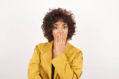 - Evet. Sanırım ben söyledim! Avuç içiyle ağzını kapatan kadının portresini kapat. Nane arkaplanından izole edilmiş büyük gözlerle kameraya bak..