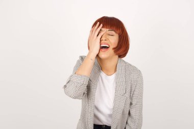 Stüdyoda elleri üstünde genç ve güzel bir kadın. 