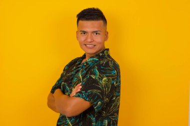 İçerde kolları bağlı duran Latin asıllı beyaz bir adamın resmi. Kameraya bakıp gülümsüyor. Kendinden emin çocuk..