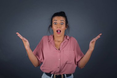 İnsanlar, başarı, galibiyet, zafer, heyecan, hedefler, kararlılık ve başarı konsepti. Neşeli, heyecanlı şanslı öğrenci kadın tezahürat yapıyor, başarıyı kutluyor, yumruklarıyla evet diye bağırıyor.