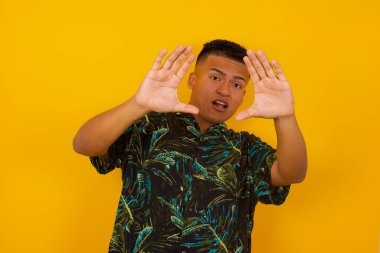 Tatmin olmayan İspanyol erkek model kaşlarını çatar, iğrenç bir ifadeye sahiptir, dilini gösterir, itaatsizliğini gösterir, birilerine kızar, reddedenler bir şeyler yapar. İnsanlar ve olumsuz yüz ifadeleri