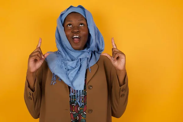 Charmante Unbeschwerte Afroamerikanische Muslimin Mit Positivem Gesichtsausdruck Zeigt Mit Beiden — Stockfoto