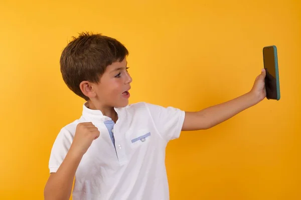 Netter Junge Macht Selfie Gegen Gelbe Wand — Stockfoto