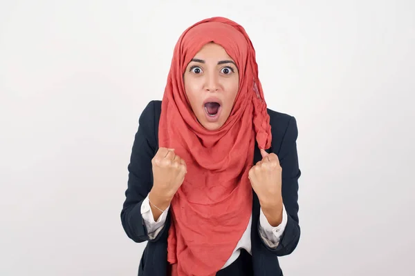 Porträt Einer Starken Schönen Muslimischen Frau Schwarzem Blazer Und Hijab — Stockfoto