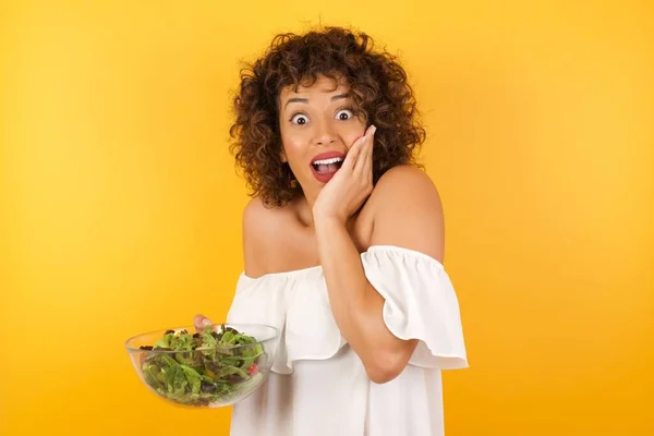 Sorpresa Stupita Donna Araba Con Insalata Cercando Sorpreso Piena Incredulità — Foto Stock