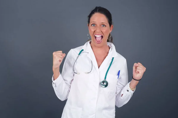 Cintura Até Retrato Forte Sucesso Determinada Jovem Médica Mulher Isolada — Fotografia de Stock