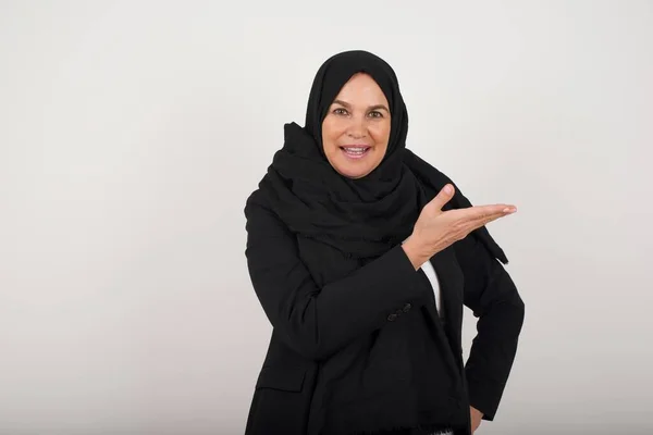 Positive Glad Muslim Woman Black Hijab Says Wow How Exciting — Stock Photo, Image