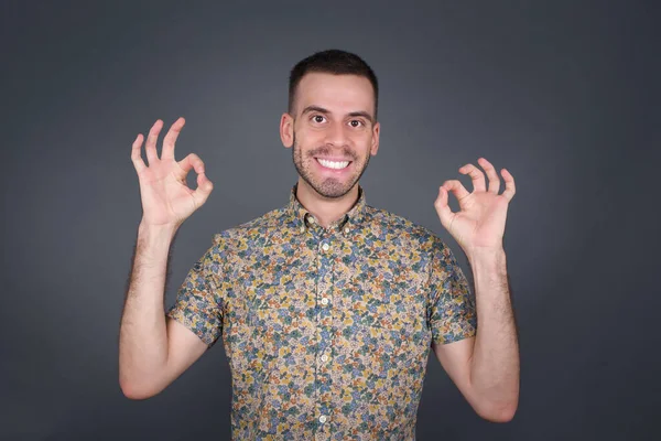 Froh Attraktiver Mann Zeigt Zeichen Mit Beiden Händen Als Ausdruck — Stockfoto