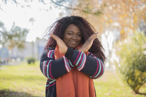 Uzun Saçlı Renkli Süveter Giyen Güzel Afro Amerikan Kadın Sonbahar — Stok fotoğraf