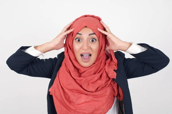 興奮した美しいイスラム教徒の女性は 良いニュースを受け取った後 黒いブレザーとヒジャブの叫びを身に着け 頭に手を置き それを信じることができません — ストック写真