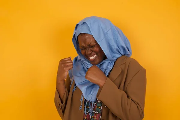 Mujer Musulmana Afroamericana Regocijando Éxito Victoria Apretando Sus Puños Con —  Fotos de Stock