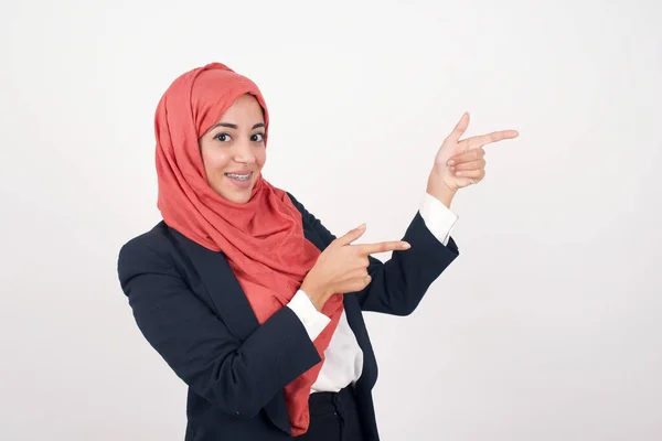 Mulher Muçulmana Bonita Positiva Usa Blazer Preto Hijab Pontos Lado — Fotografia de Stock