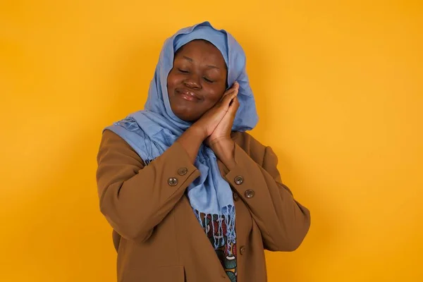 Détendez Vous Dormez Fatigué Belle Femme Musulmane Afro Américaine Avec — Photo
