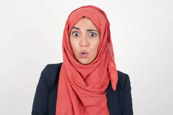 Όμορφη Μουσουλμάνα Γυναίκα Φοράει Μαύρο Σακάκι Και Μαντίλα Εκφράζοντας Αηδία — Φωτογραφία Αρχείου