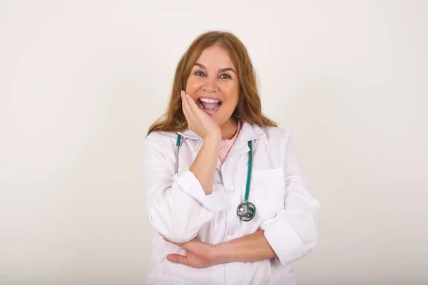 Mature Caucasian Doctor Woman Wearing Medical Uniform Looking Surprised Full — Stock Photo, Image