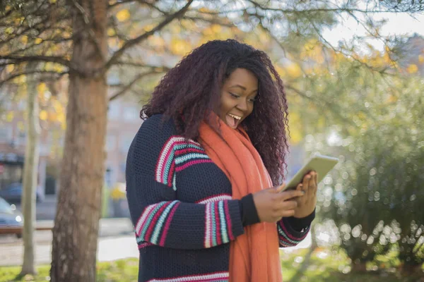 Όμορφη Αφροαμερικανή Γυναίκα Μακριά Μαλλιά Φορώντας Πολύχρωμο Πουλόβερ Χρησιμοποιώντας Tablet — Φωτογραφία Αρχείου