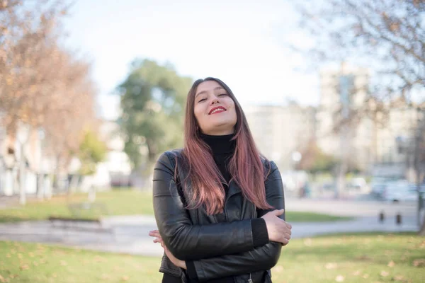 Jovem Bela Mulher Sorrindo Parque — Fotografia de Stock