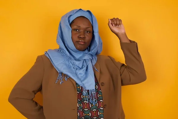 Jovem Mulher Muçulmana Afro Americana Bonita Sentindo Séria Forte Rebelde — Fotografia de Stock