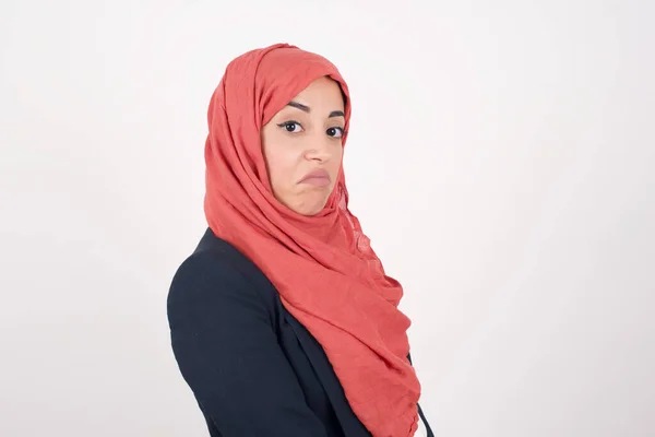 Vacker Muslimsk Kvinna Bär Svart Blazer Och Hijab Med Snobbiga — Stockfoto