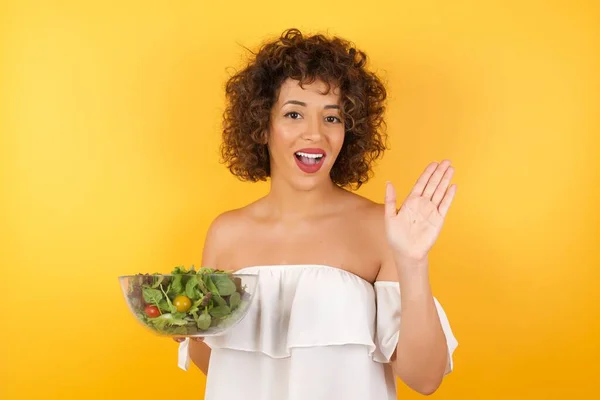 Junge Schöne Frau Mit Salat Lässig Gekleidet Steht Vor Gelbem — Stockfoto