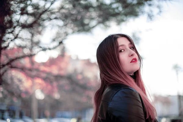 Parkta deri ceketli beyaz bir kadın vardı.  