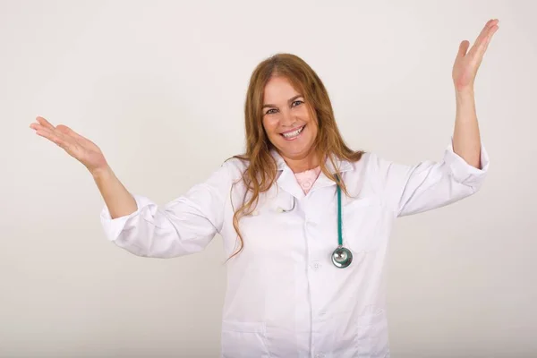 Alegre Maduro Caucasiano Médico Mulher Vestindo Médico Uniforme Fazendo Bem — Fotografia de Stock